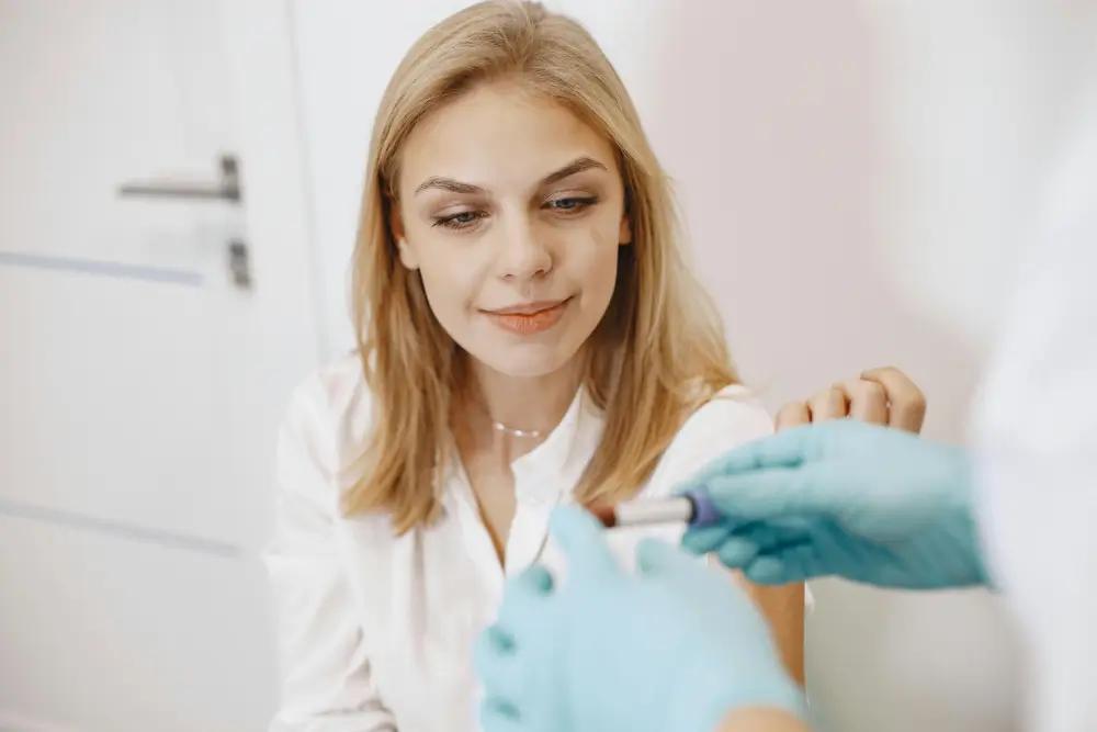 ОАК у женщин: таблица по возрастам и при беременности